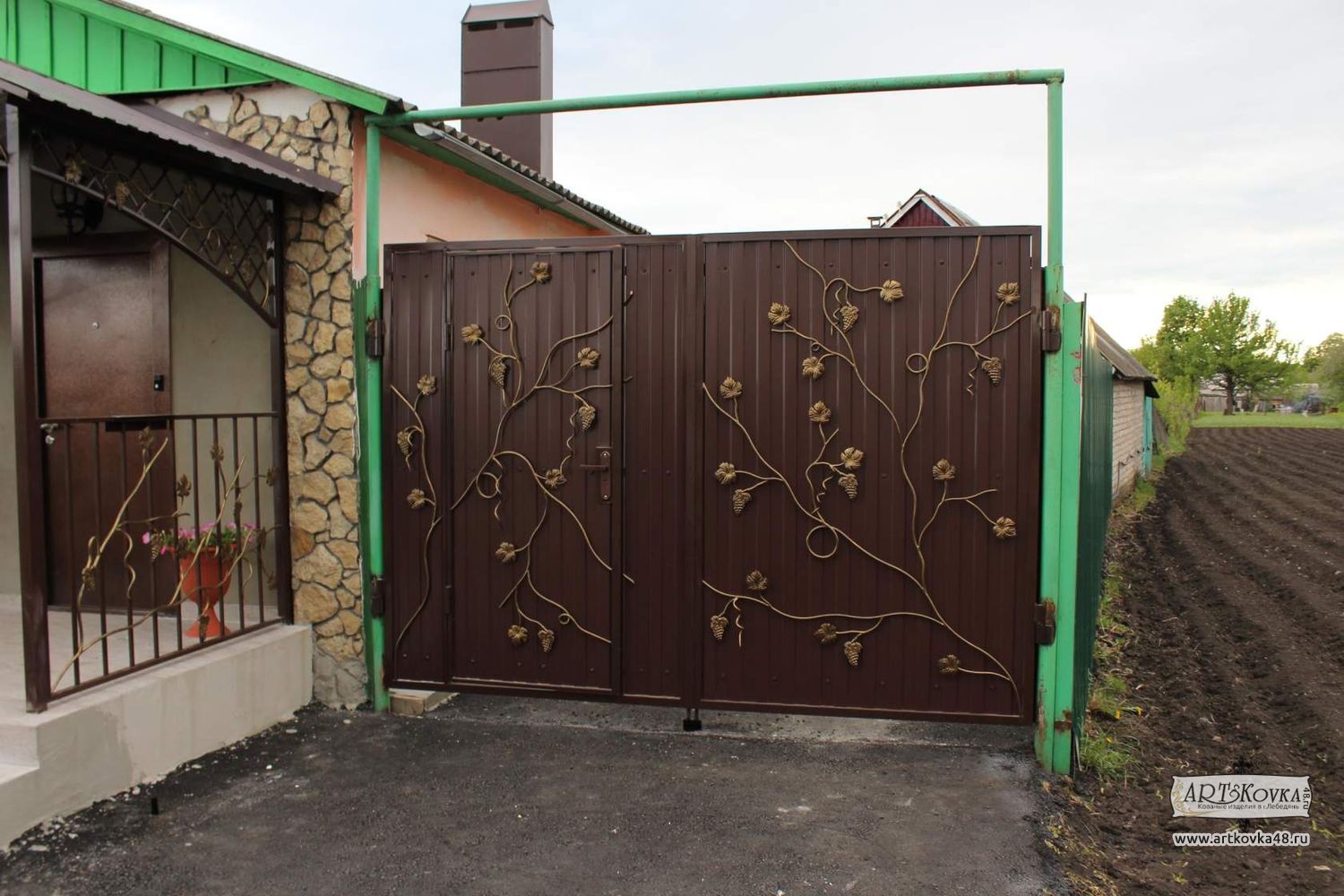 Въездные ворота в частный дом с калиткой