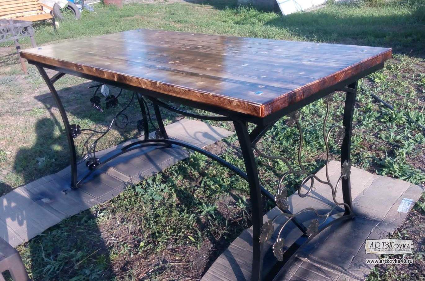 садовый стол из дерева и металла